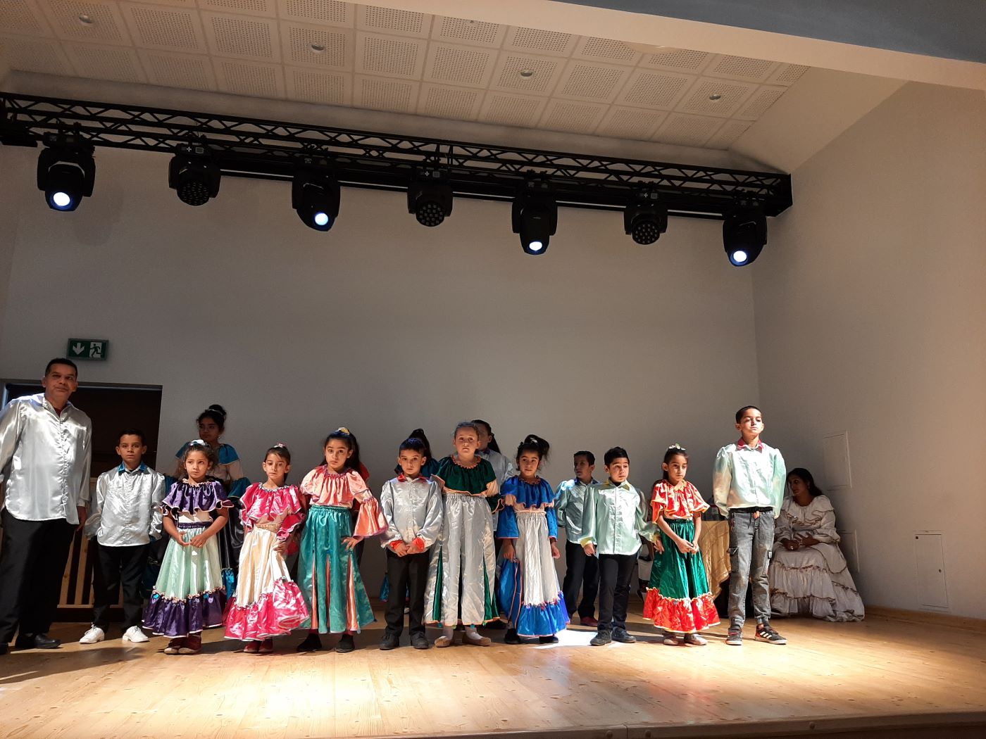 Zdjęcie przedstawia występ artystyczny w wykonaniu dzieci romskich